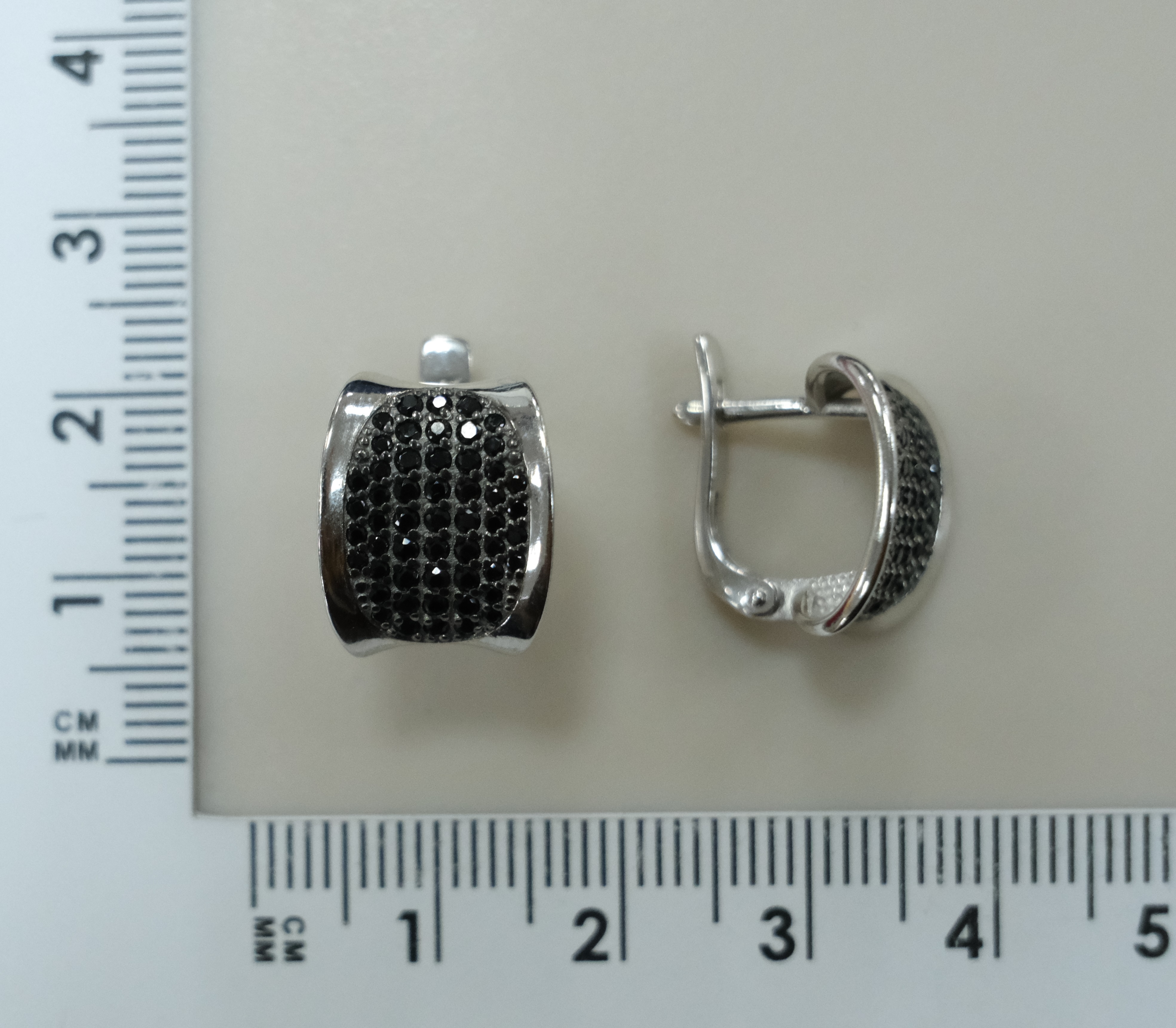 Серебряные серьги со шпинелью